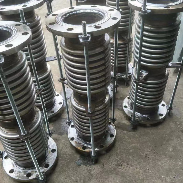 无约束波纹补偿器